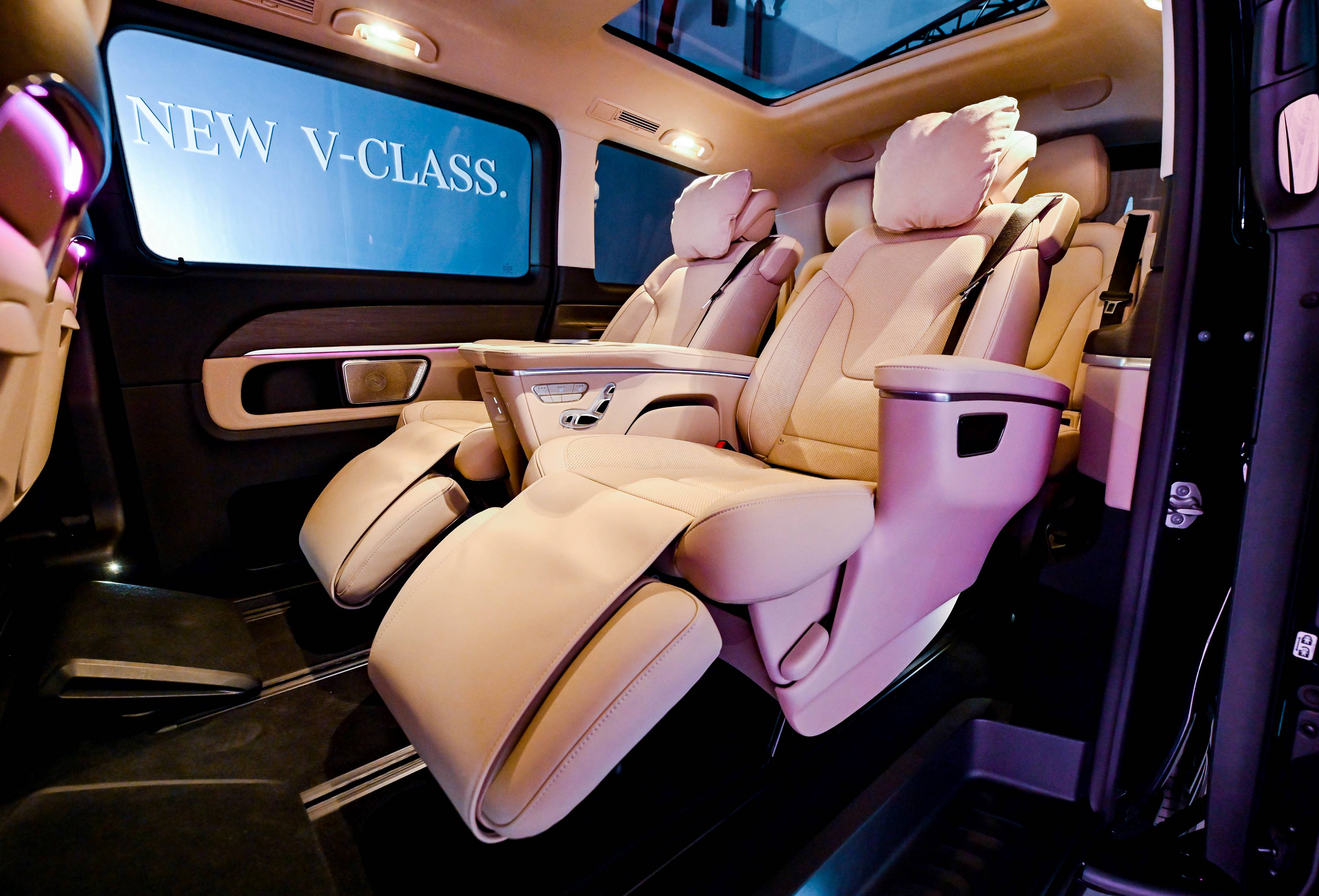 圖6、V 250 d EXCLUSIVE 車型於後座座椅扶手區新增手機無線充電裝置